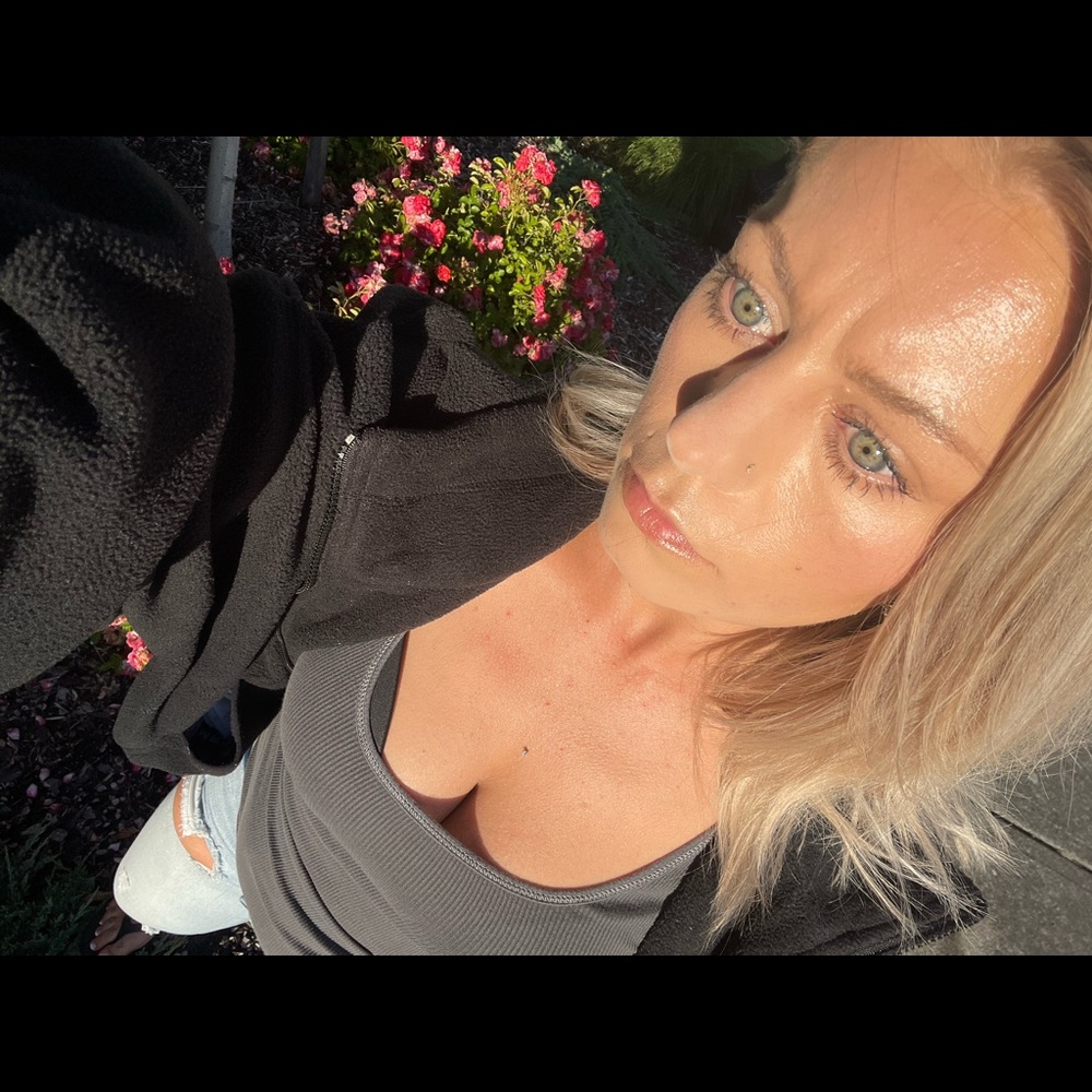 Hello! I’m your posher Amber!